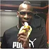 Over 100.000 spiser antiracistiske bananer til støtte for Dani Alves