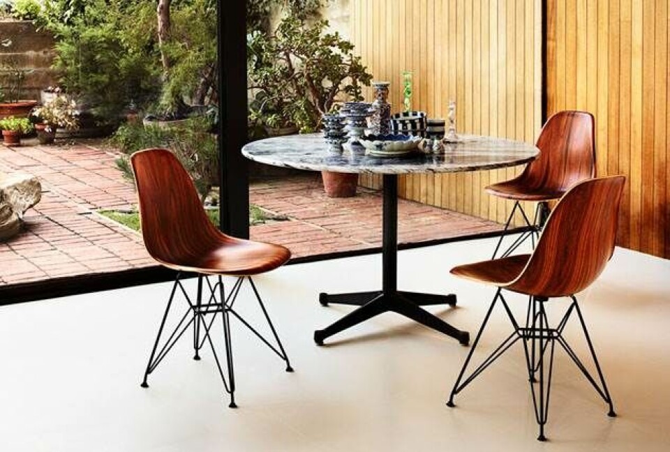 Sid godt: Eames' klassiske stol fås nu i træ