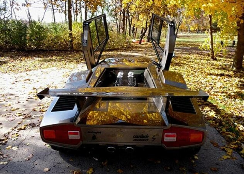 Mand bygger en Lamborghini Countach i sin kælder