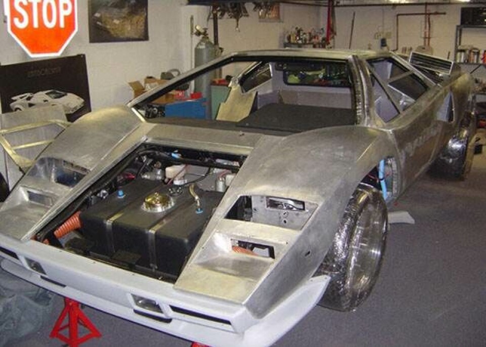 Mand bygger en Lamborghini Countach i sin kælder