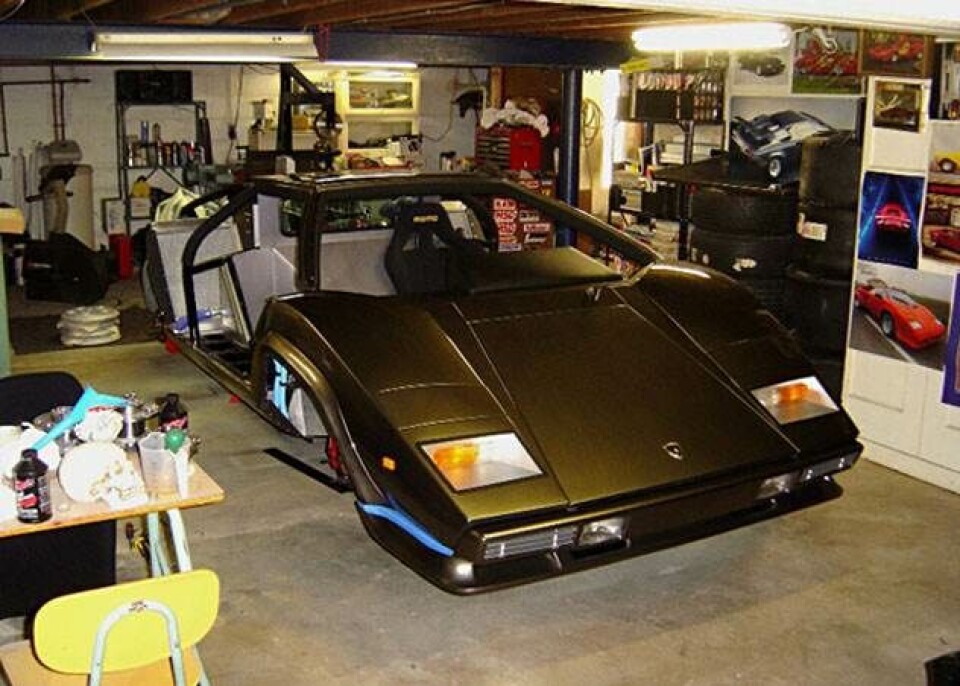 Mand bygger en Lamborghini Countach i sin kælder