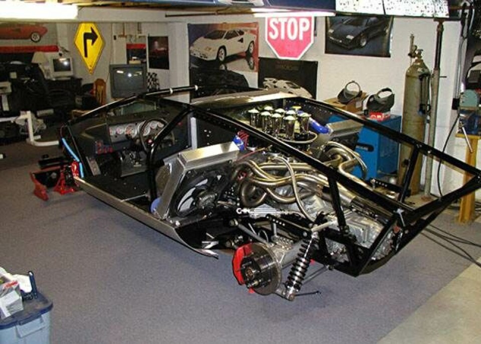 Mand bygger en Lamborghini Countach i sin kælder