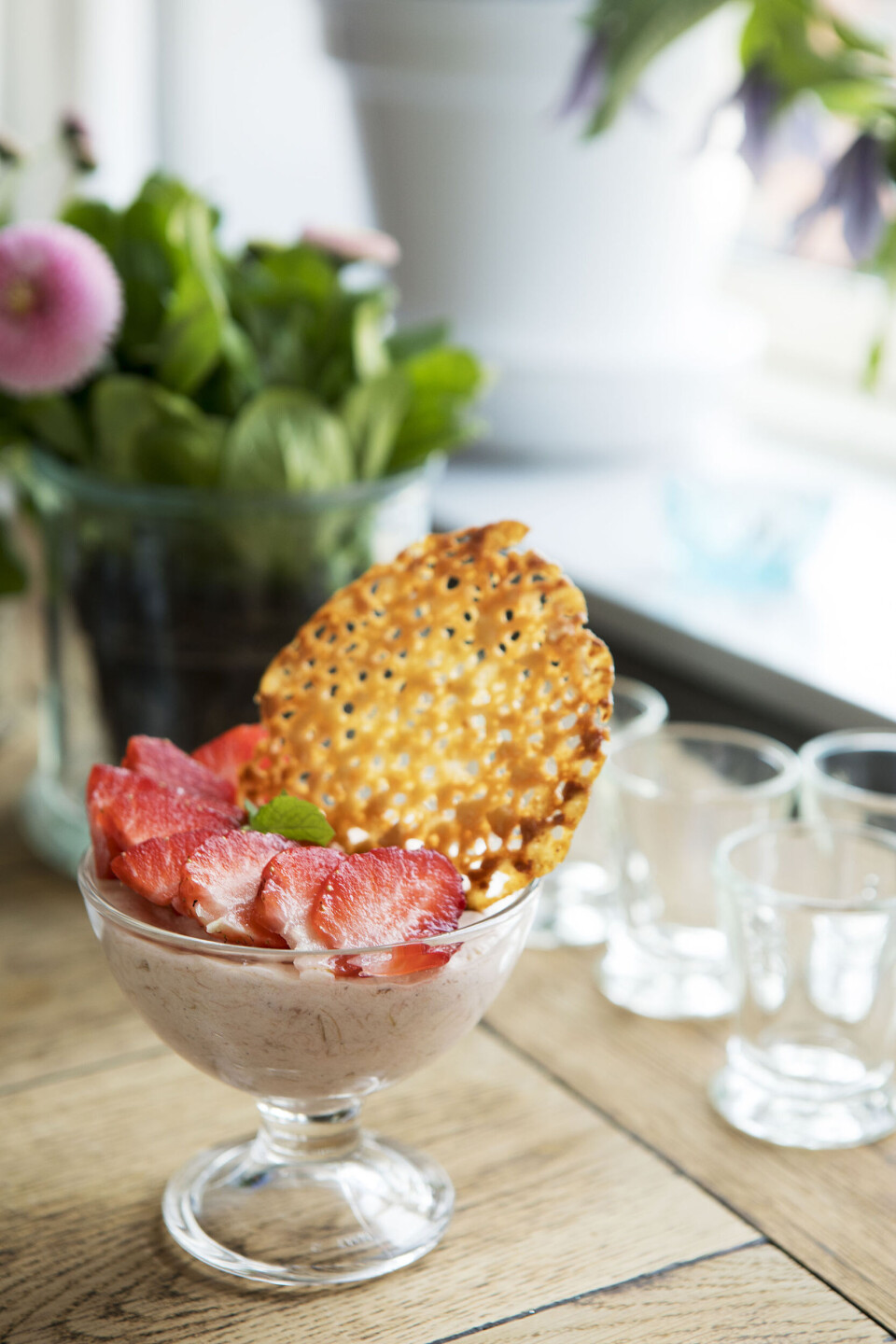Opskrift: Rabarbermousse med blondekage