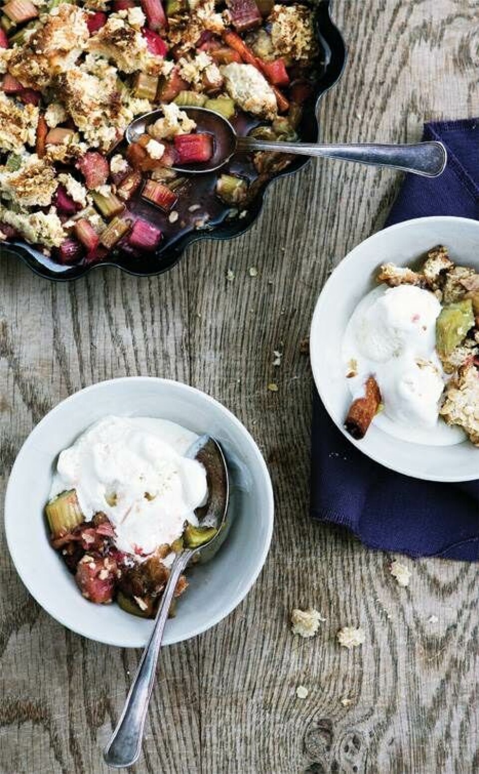 Rabarbercrumble med marcipan og havregryn