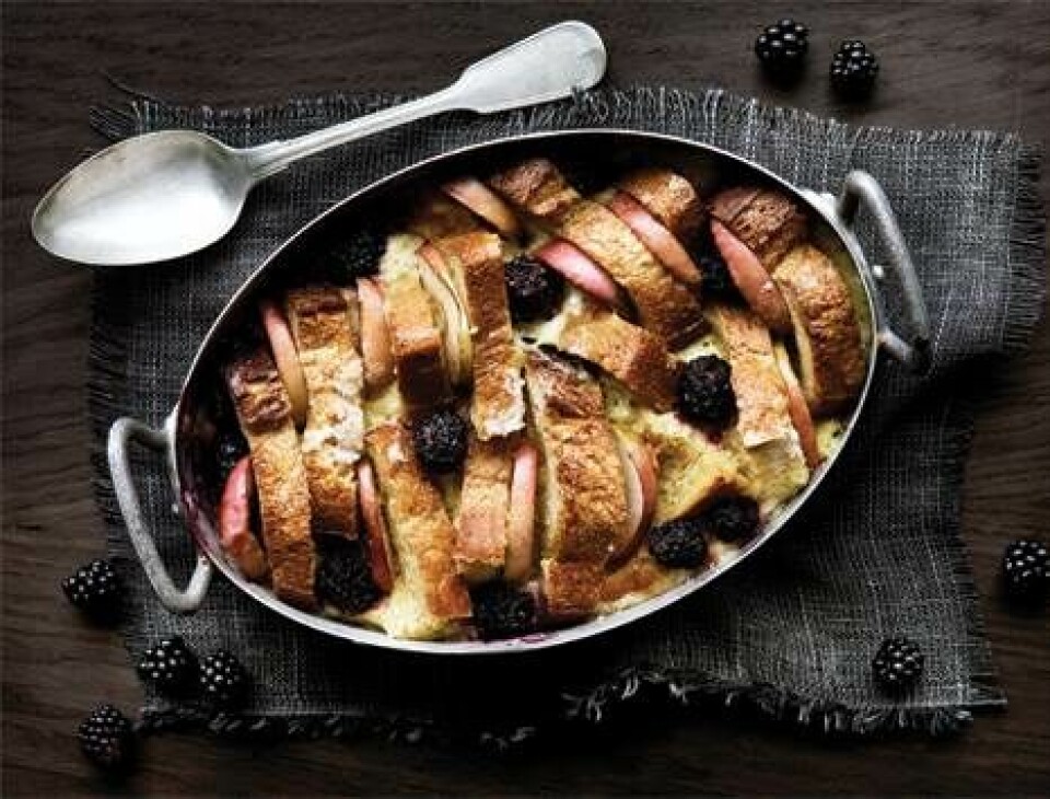 Bread and butter pudding med æble & brombær