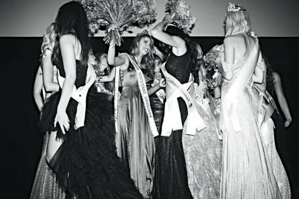 Spraytan, lumre tilbud og en flig af Manhattans glamour – velkommen til Miss Universe Danmark