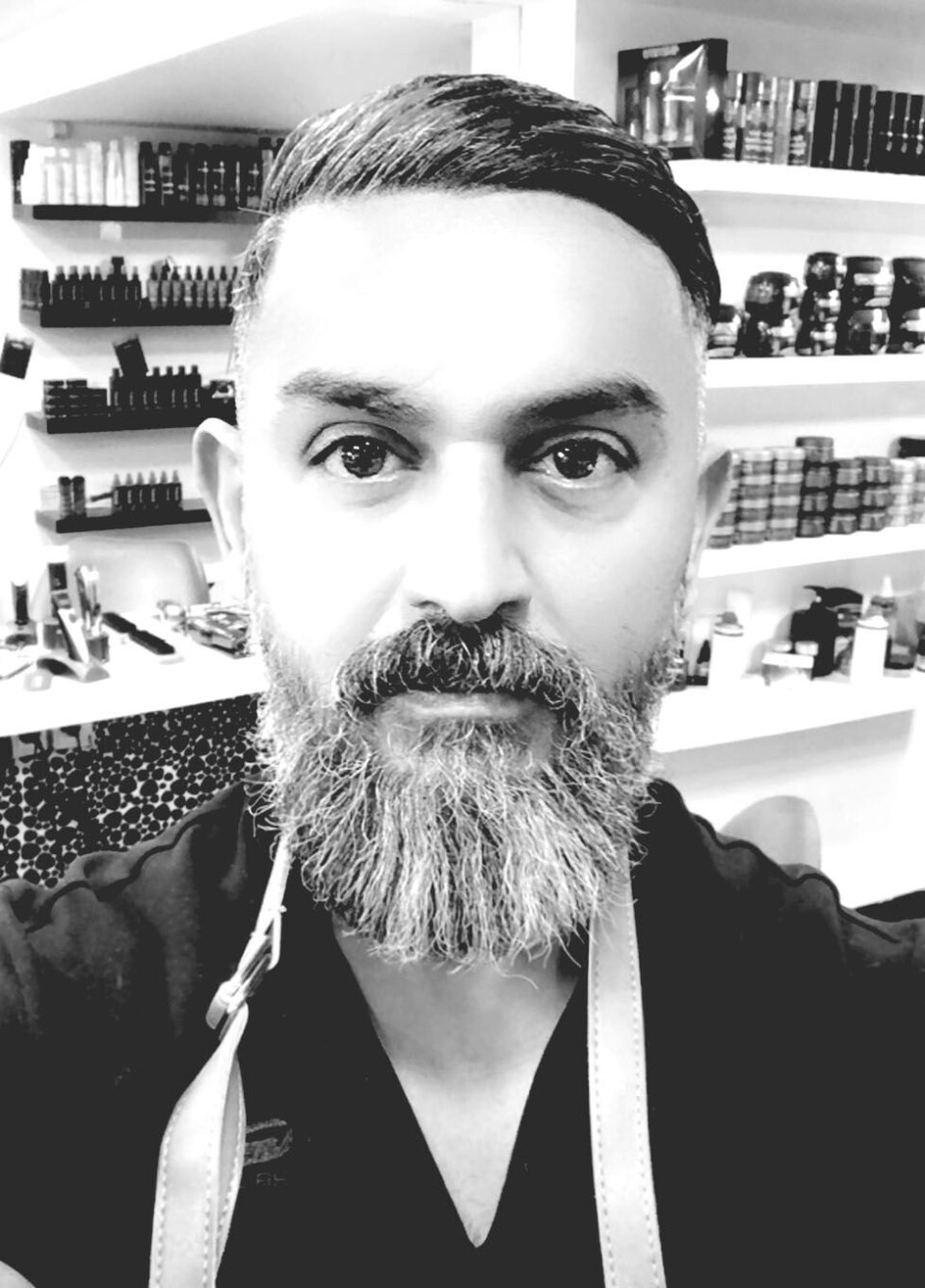 Hvorfor har frisører så mærkelige navne? Manden bag 'Hair We Go' forklarer sit