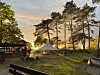 Glamping er kommet for at blive. Vi guider til tre gode steder i det danske sommerland