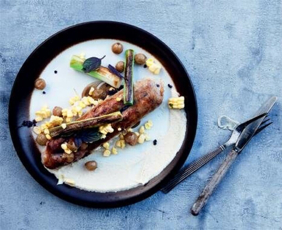 Pølse med majs, branket porre og selleripuré
