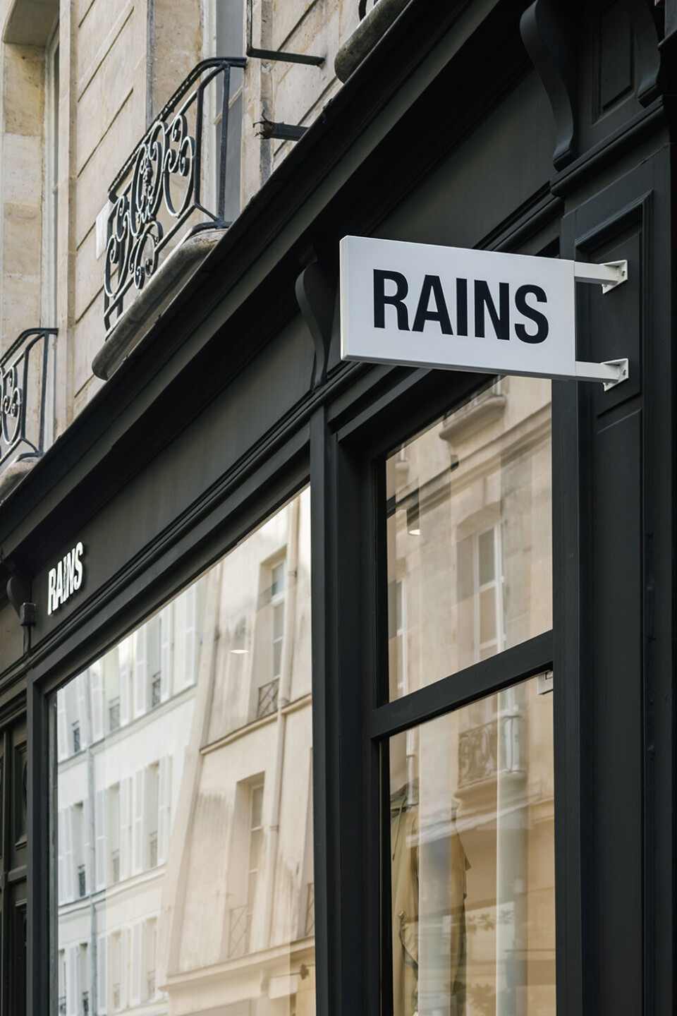Rains åbner ny butik i Paris med kunstinstallation af Jacob Egeberg