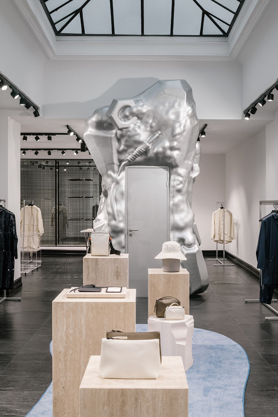 Rains åbner ny butik i Paris med kunstinstallation af Jacob Egeberg
