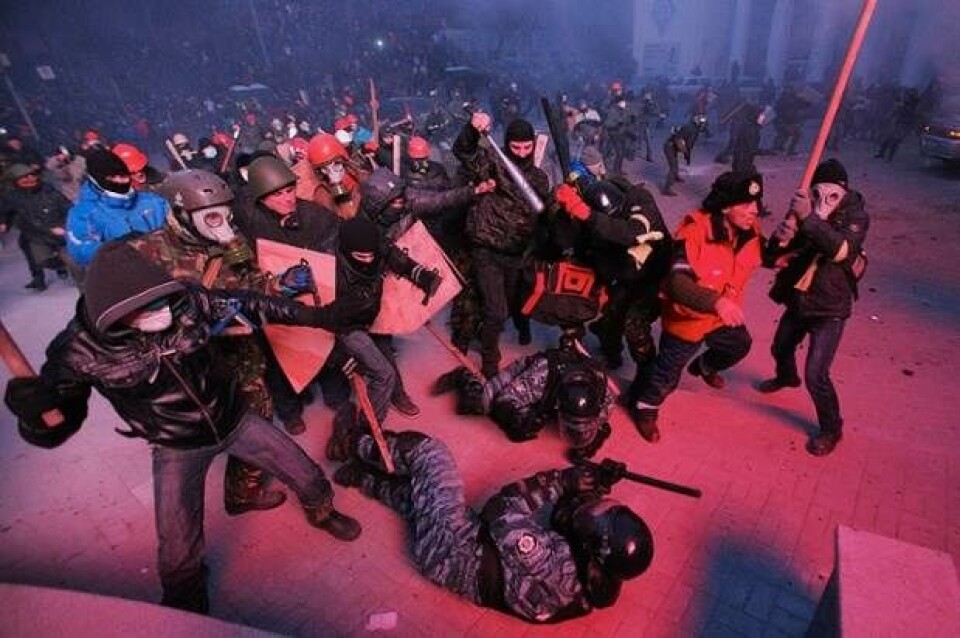 Status på Kiev: Flyvende brosten og fødeby i brand