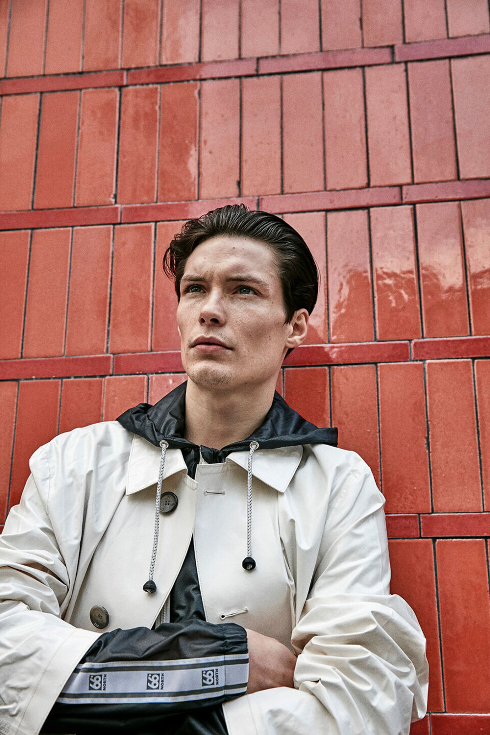 13 outfits: Lyse cottoncoats, lange striber og frække sneakers bringer dig rigtig langt dette forår