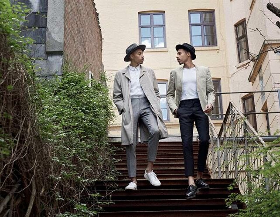 Billede 2 - ”Jakkesæt, italienske sokker og hvide sneakers er god sommerstil ”
