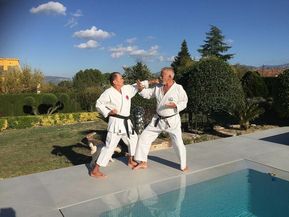 Sven-Ole Thorsen overrasket med karatehæder: ”Jeg er 73 år, og jeg kan stadig kick ass”