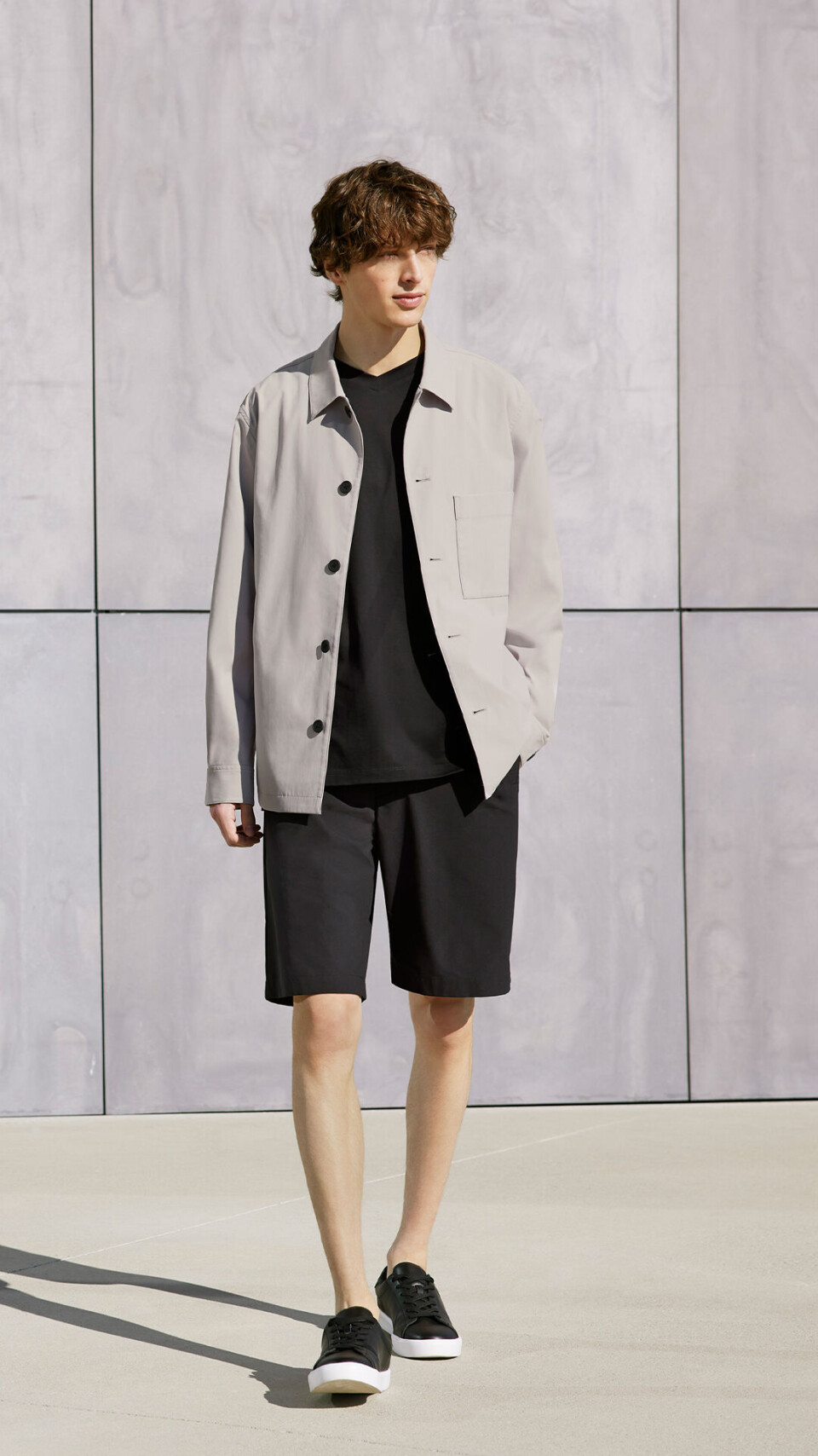 Uniqlo og Theory klæder dig på i afslappede sommer-silhuetter