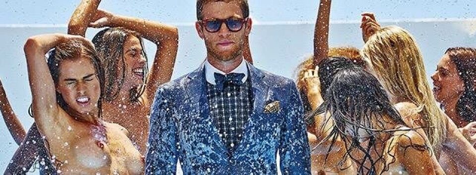 Suit Supply bruger det ældste trick i bogen. Og det virker