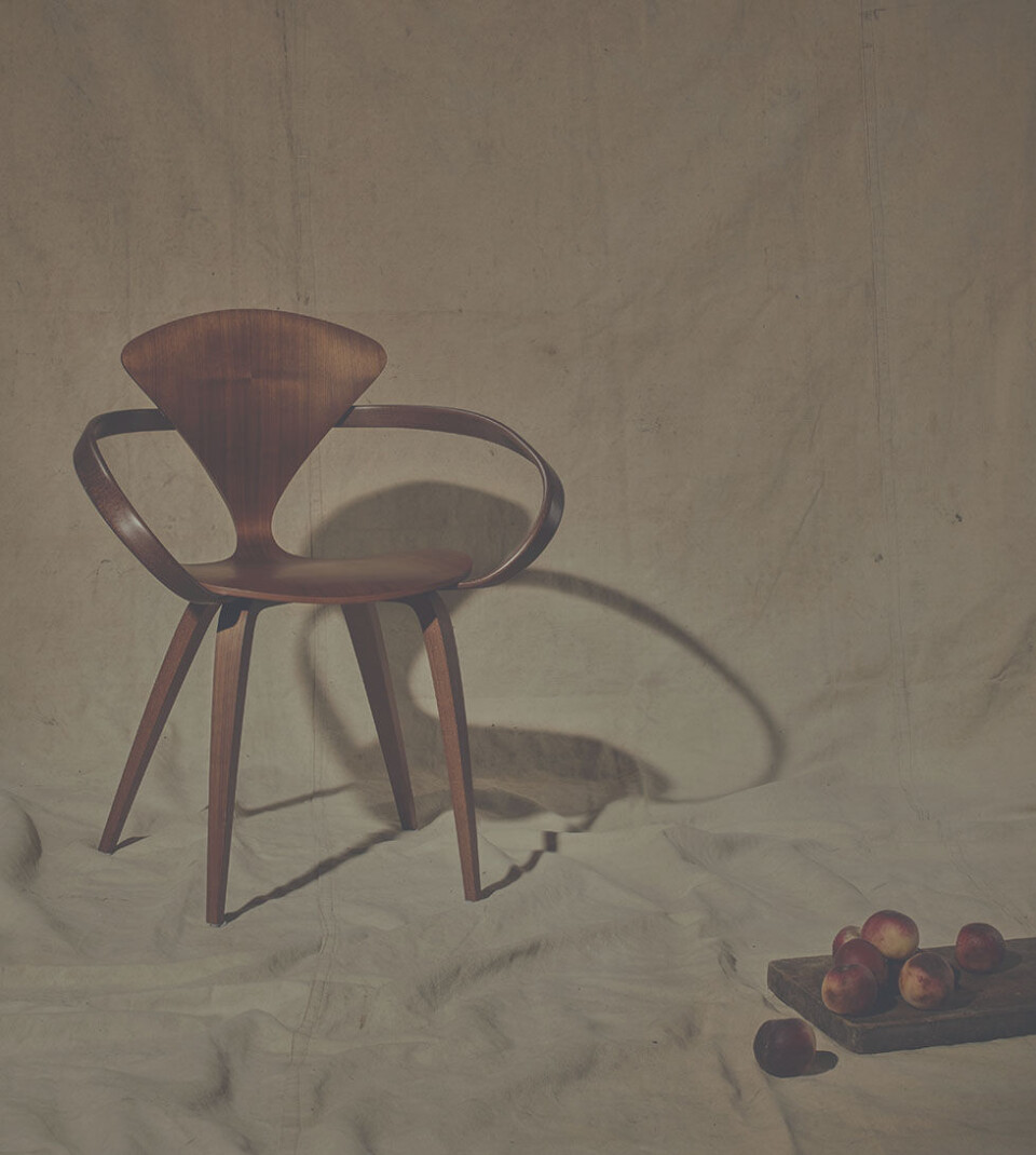 Mange har stiftet bekendtskab med Norman Cherners klassiske arm-stol. Færre kender til møblets hårde fødsel