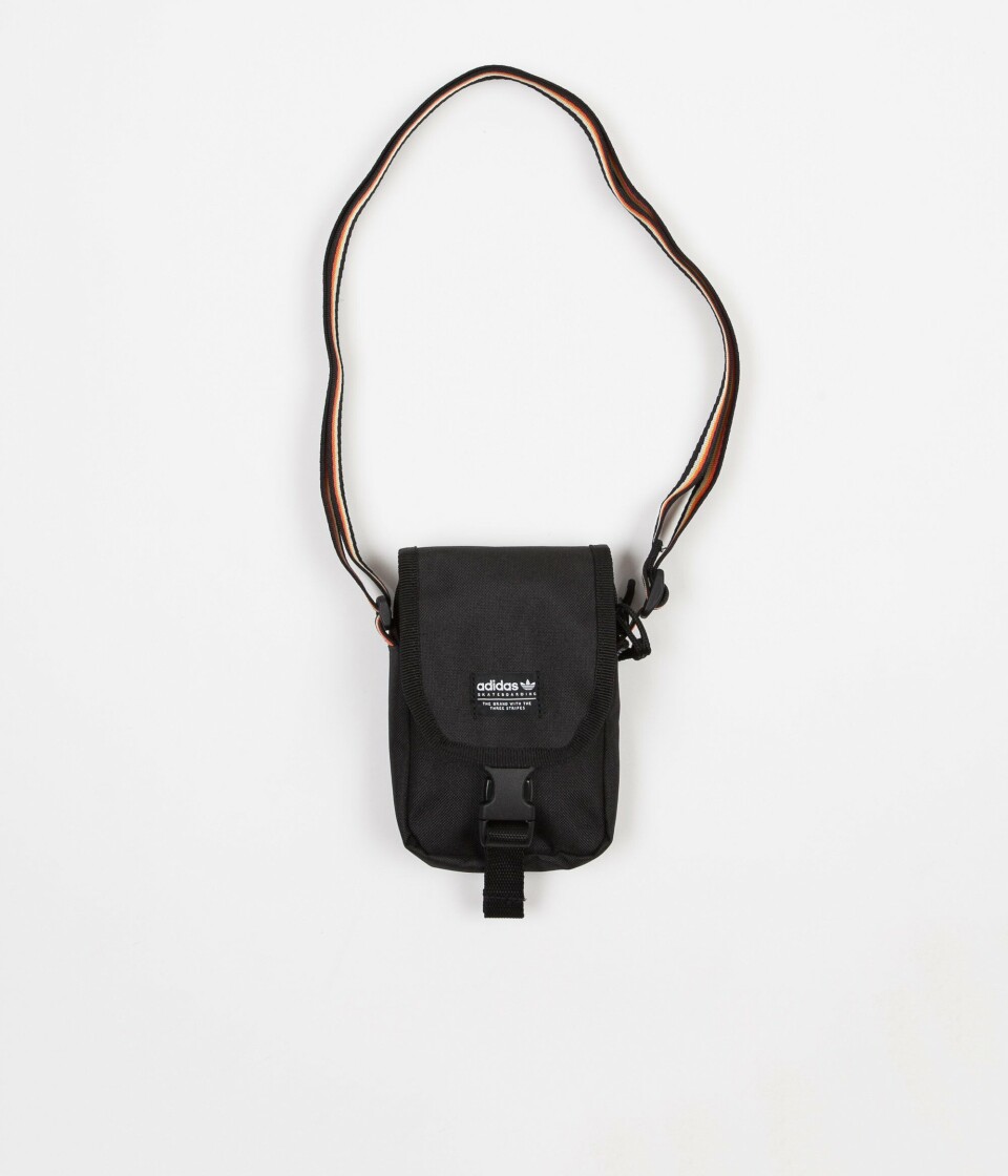 7 smarte pengekatte, der gør dig sommertrendy og holder tyven på afstand