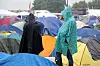 Regnen har ramt Roskilde Festival: Se de våde billeder her