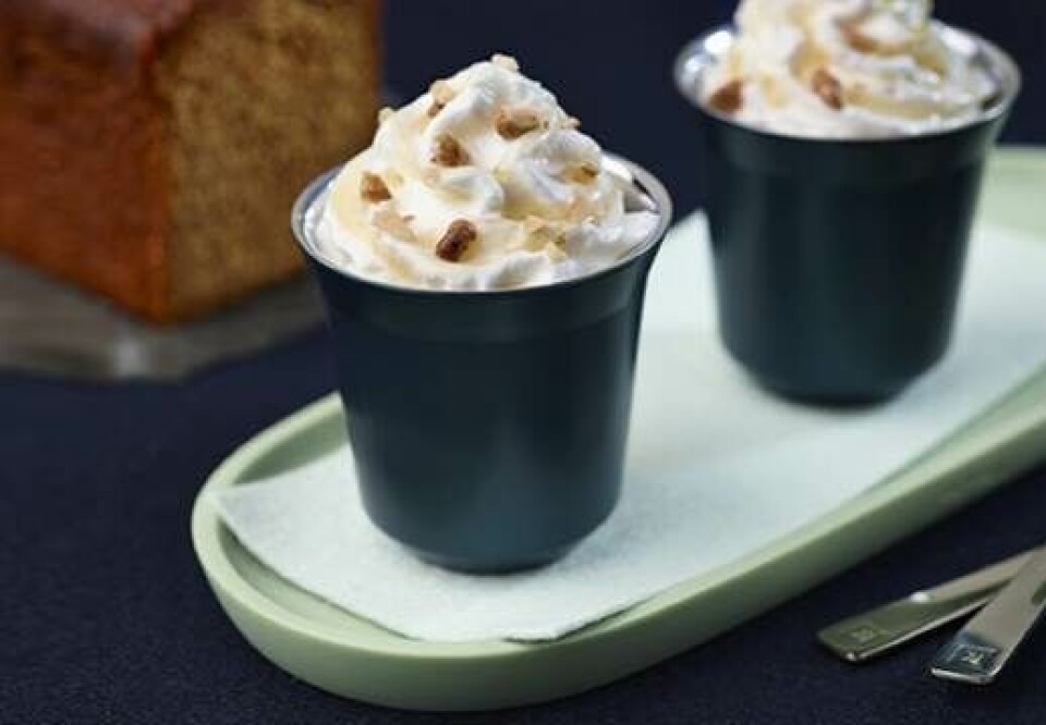 Bryd med den klassiske kaffeservering efter middagen