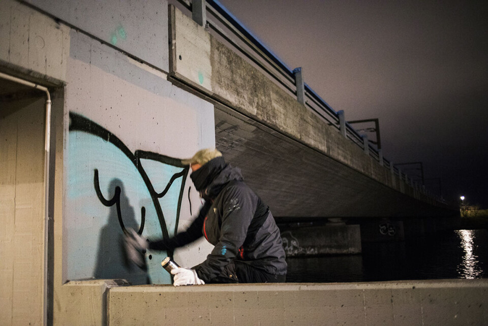 Far om dagen, graffitimaler om natten: 'Det er ligesom swingerklubben. Vi knalder bare byen'