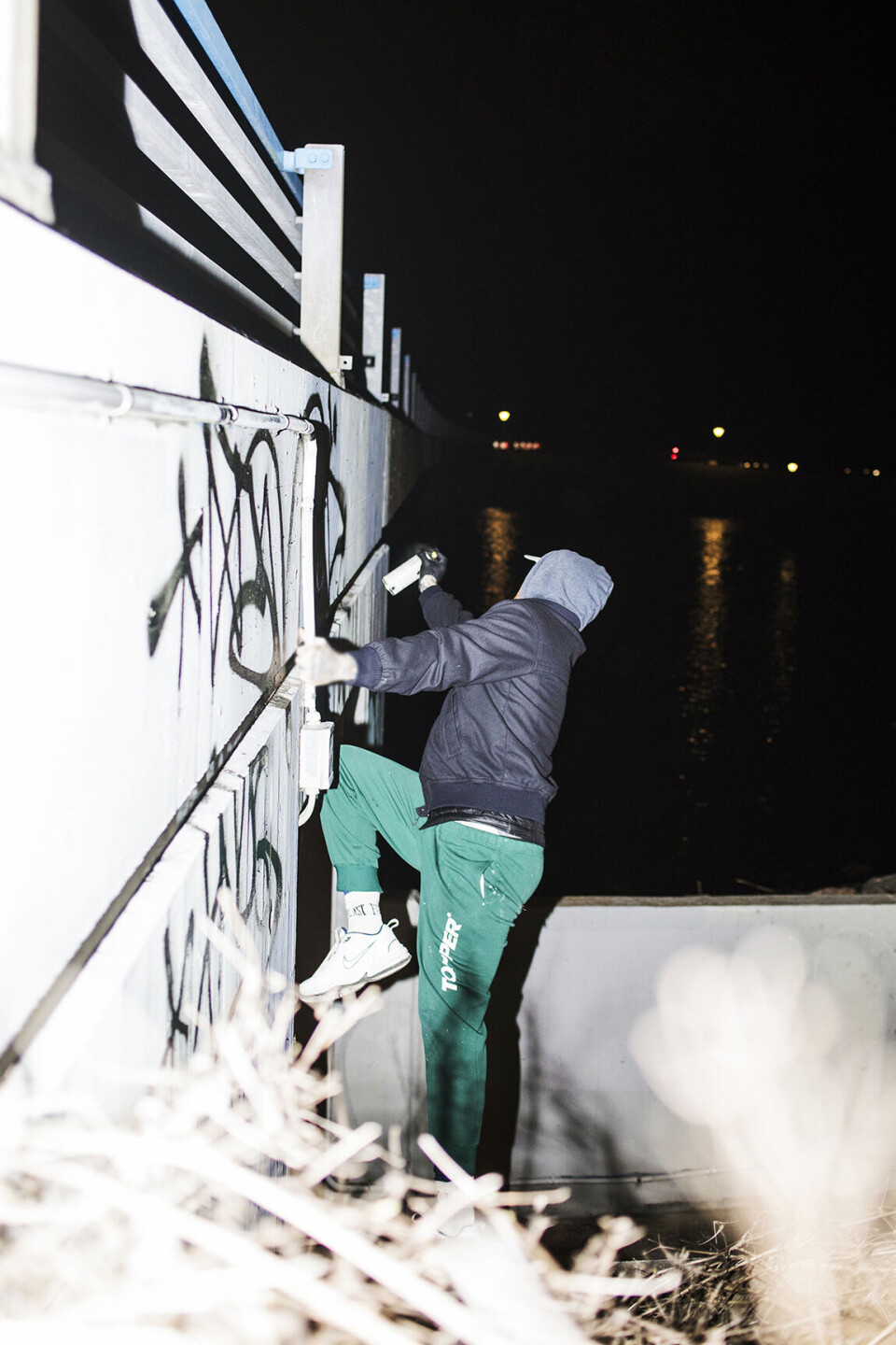 Far om dagen, graffitimaler om natten: 'Det er ligesom swingerklubben. Vi knalder bare byen'