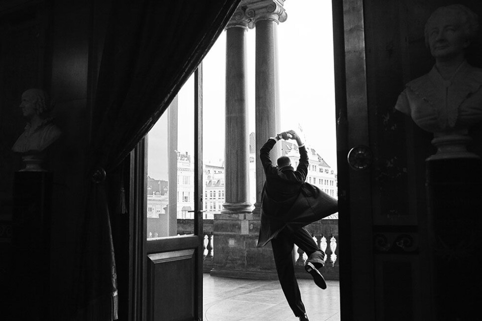 Modeserie: Se balletdanserne folde sig ud på taget af Det Kongelige Teater