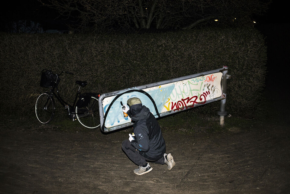 Far om dagen, graffitimaler om natten: 'Det er ligesom swingerklubben. Vi knalder bare byen'