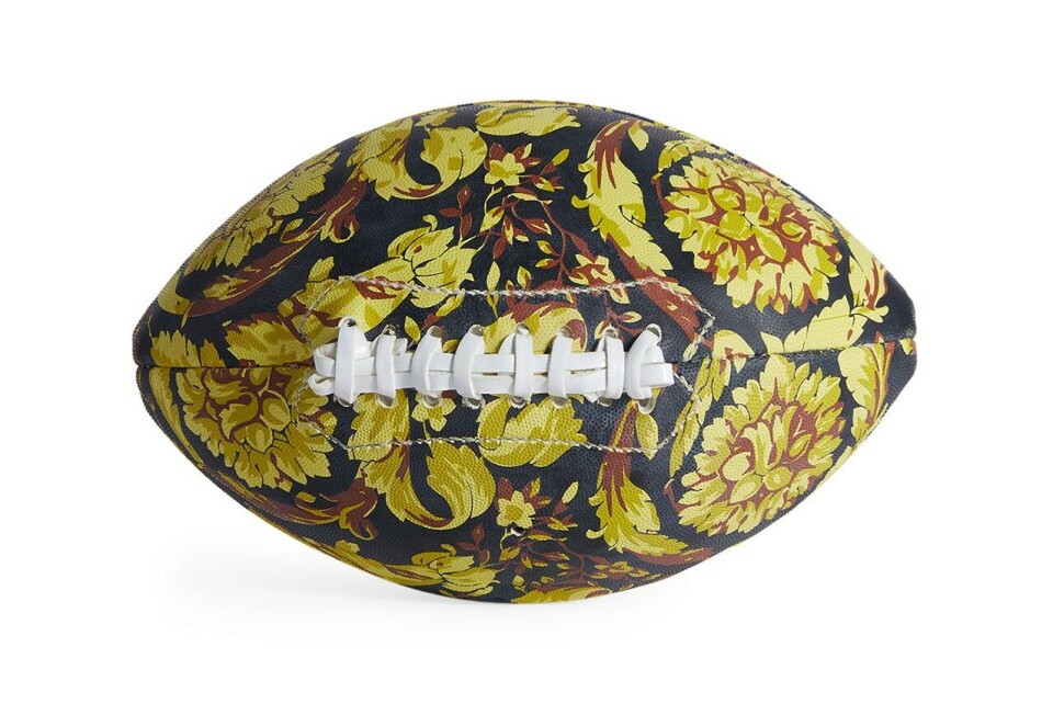 Versace udsmykker sportsbolde med barok-mønster