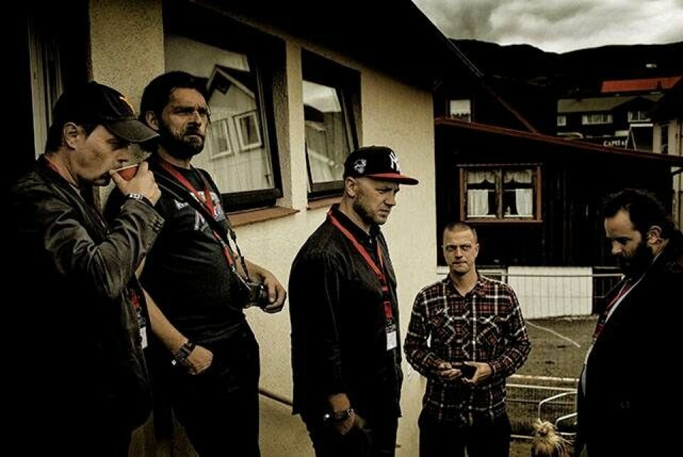 ”Jeg kan huske, engang nogle kids kom ind backstage efter en koncert. ’Wow, svedigt, sidder I lige og ryger noget weed?’ ’Nej, vi drikker te. Vil I have en kop?’