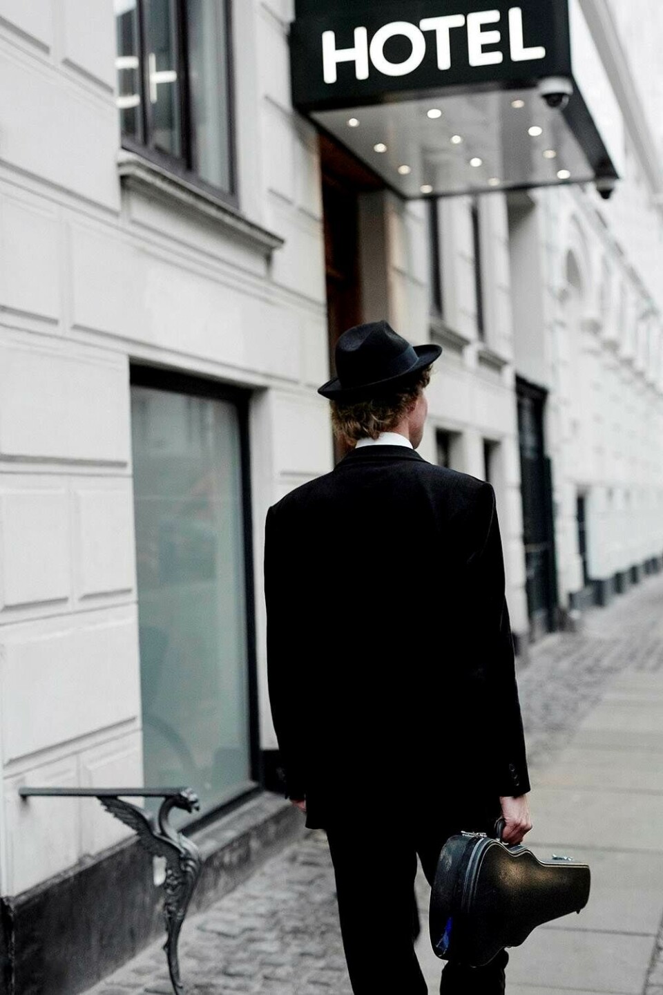 Morten tjener penge på at give kvinder sex og selskab