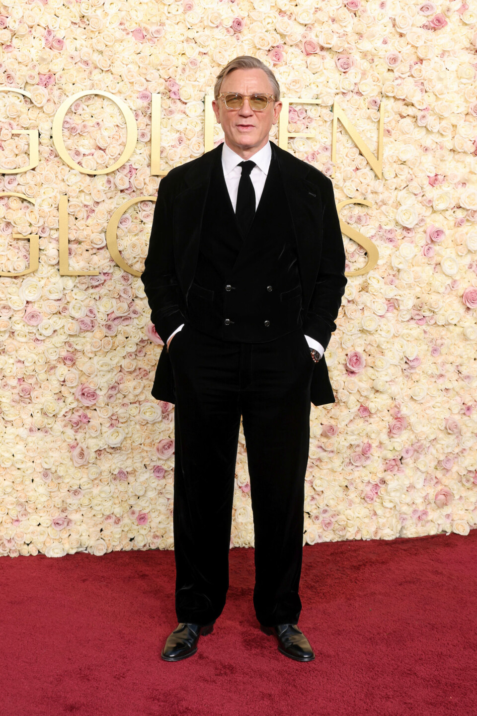 Daniel Craig var, i sit velourjakkesæt fra Giorgio Armani og briller fra Jacques Marie Mage, uanfægtet en af aftenens, hvis ikke verdens, bedst klædte mænd.