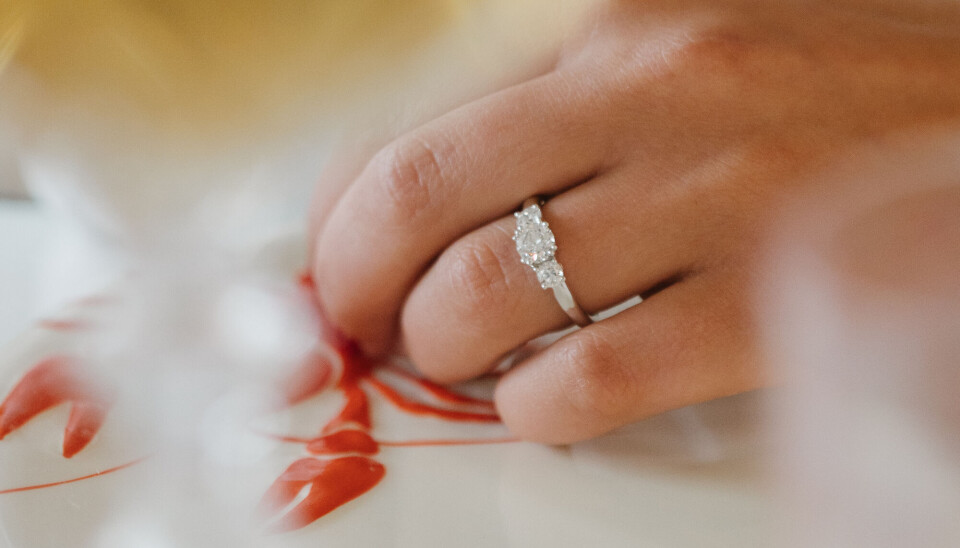 ”Copenhagen Love” 3-stensring i 18 kt. hvidguld