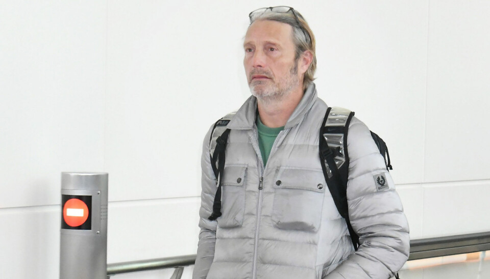 Mads Mikkelsen i Tokyos lufthavn i 2023.