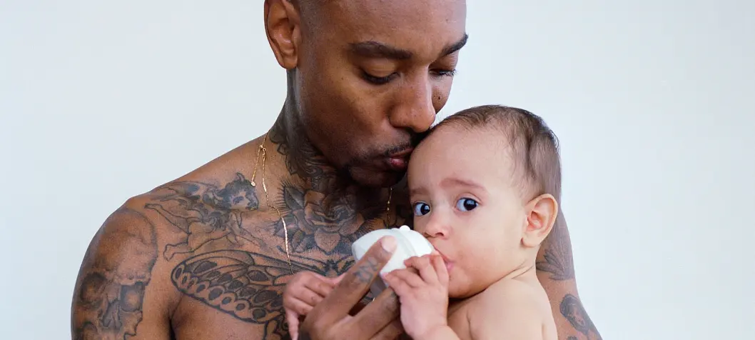 Godt nyt til alle fædre: Nu kan du (næsten) også amme din baby