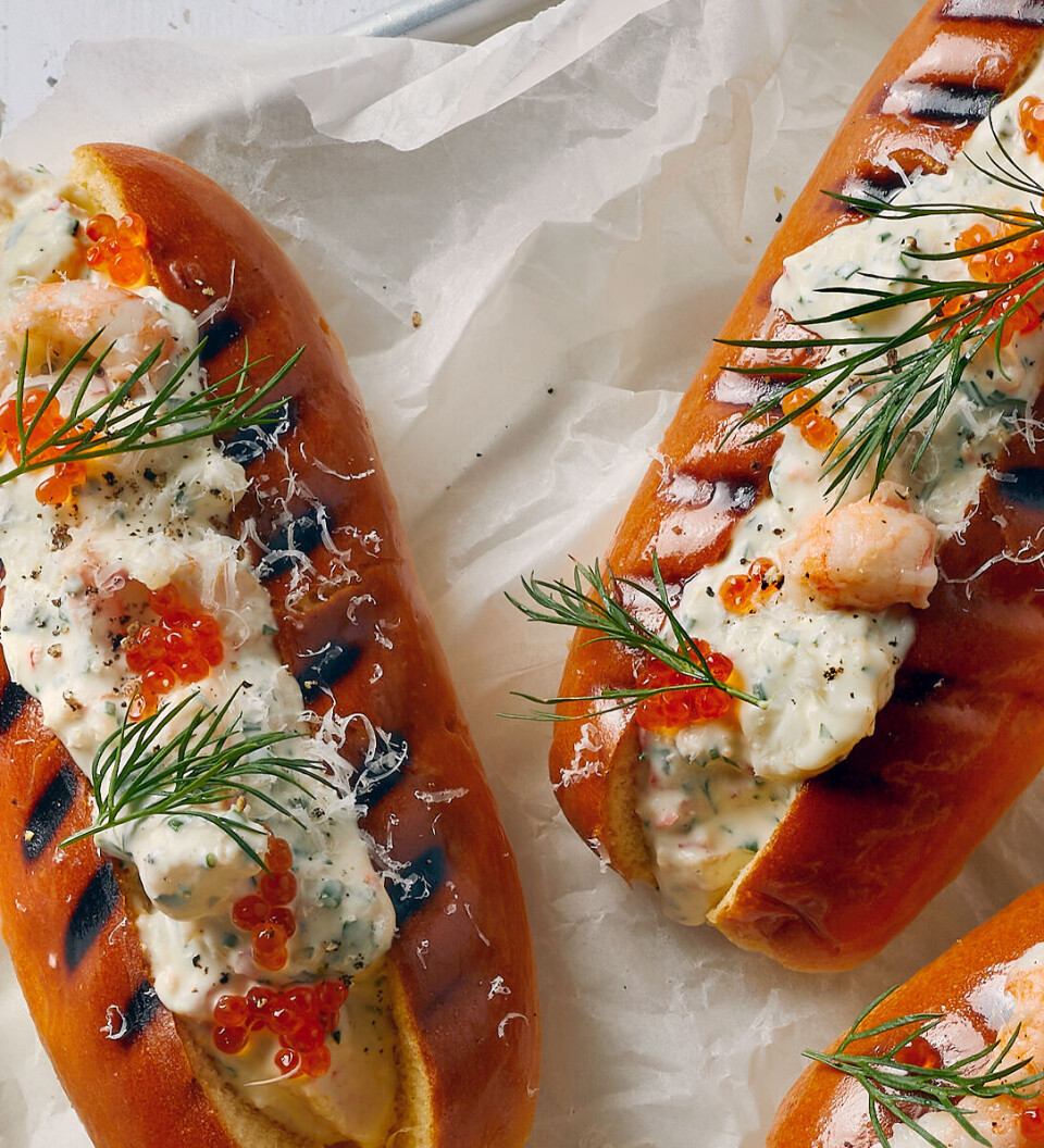 Læg pølsen tilbage i køledisken og lav en hotdog med jomfruhummerhaler, citron og smørgrillet brioche