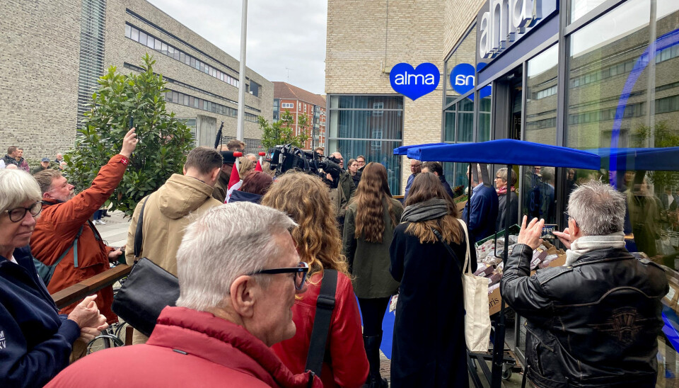 Folk stod i kø fra den tidlige morgen for at komme til åbningen af Alma