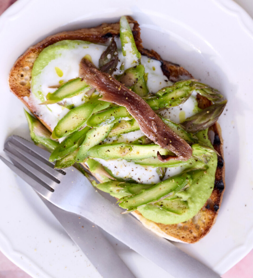 Kombinationen af asparges, cremet burrata og salte ansjoser i denne forret er lige til at blive afhængig af