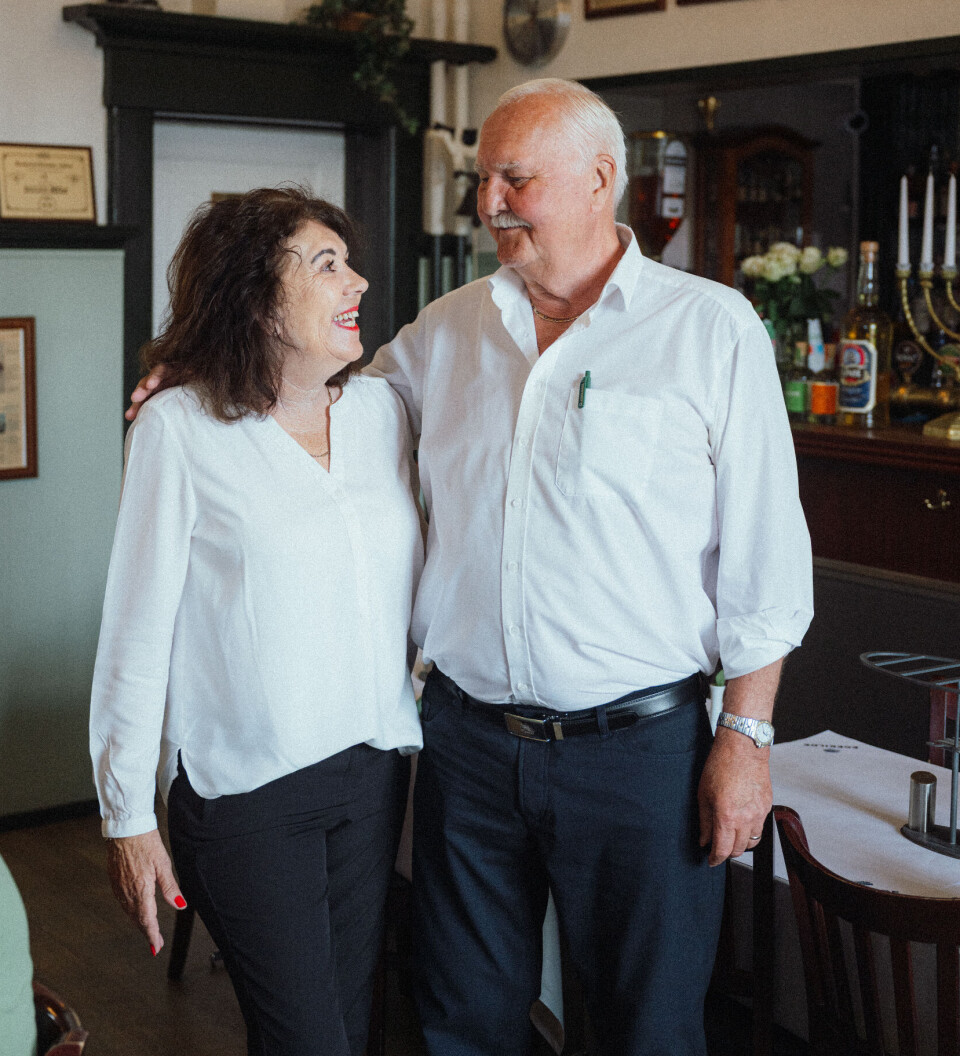 I skyggen af nybyggede højhuse svirper en af Aarhus’ mest legendariske restauranter stadig med halen