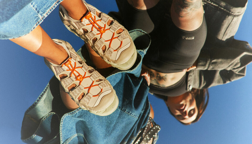 Når festivalmerch pludselig giver mening: Roskilde Festival og Keen rammer plet med hypede sandaler