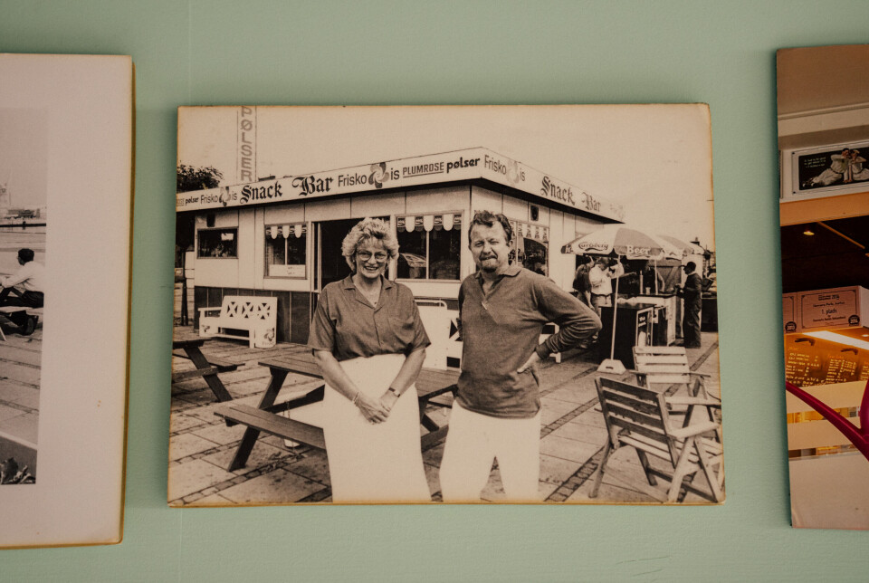Peter Lerdrups forældre, Helle og Jens Lerdrup, foran den gamle butik.