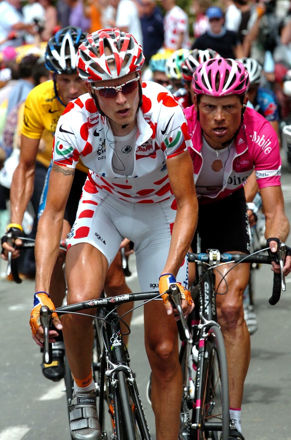 Cykelrytteren Michael Rasmussen i den prikkede trøje.