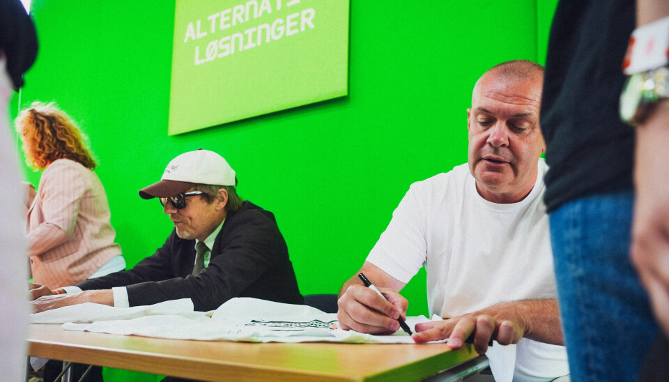 Informations chefredaktør, Rune Lykkeberg, og DRs kommende generaldirektør, Bjarne Corydon, signerer deres merchandise for podcasten 'Lykkeberg og Corydon'.