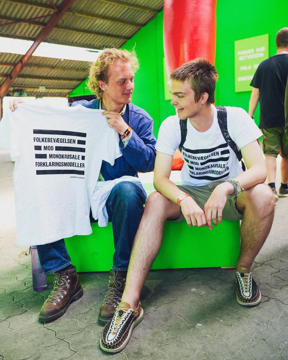Halfdan og Valdemar Laursen med deres signerede T-shirts.