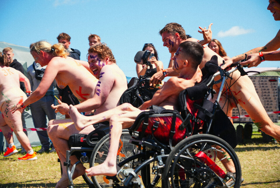 Solen skinnede på Roskildes modigste: Nøgne løbere satte fart på festivalens mest afklædte tradition