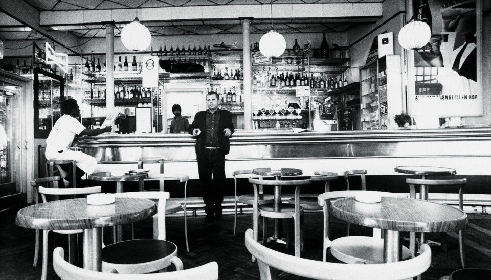 Café Victor åbnede i 1981 og er
inspireret af den fransk/italienske
café- og brasseriekultur. Her ses
ejeren Jan Kristensen ved disken.