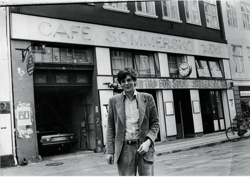 Jørgen Bro foran
Café Sommersko i
Kronprinsensgade,
som han var med til
at åbne sammen med
sin bror, Søren Bro,
og kunstneren Kenn
André Stilling.