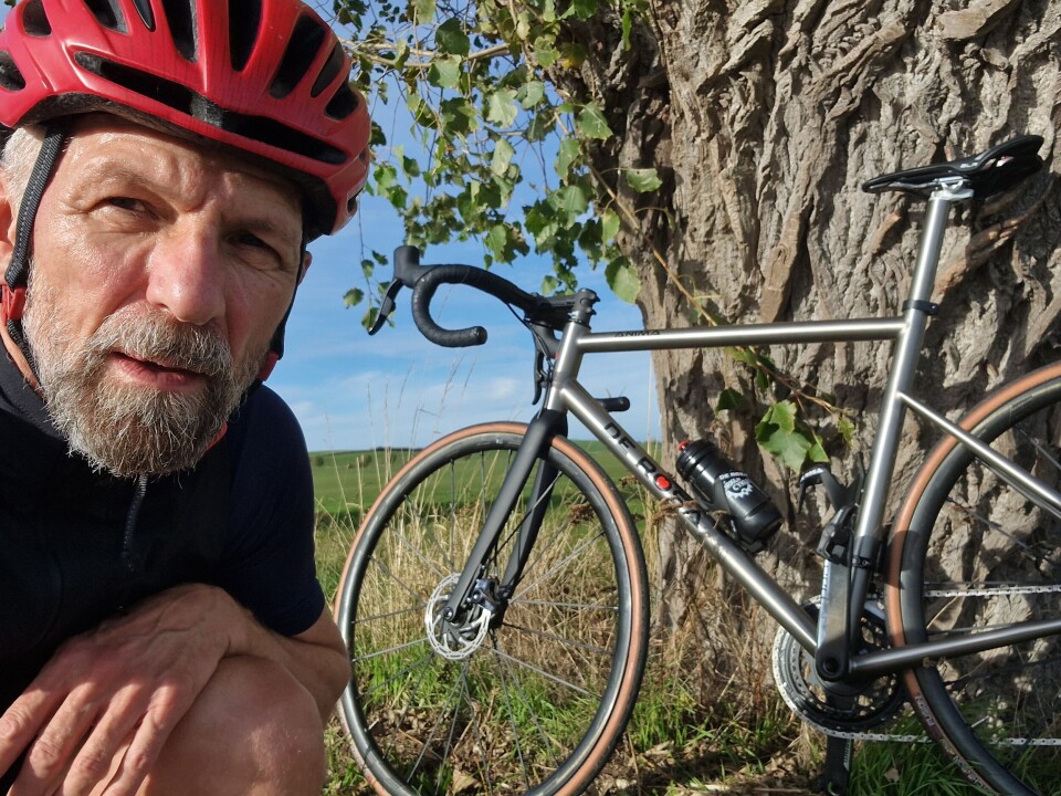 ”Jeg kører på en De Rosa Titanio Anima, en titanium-cykel, der ligner en gammel stålramme. Helt old school og fuldstændig fantastisk.”