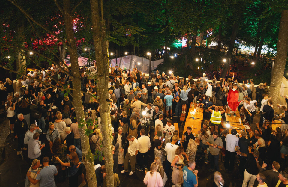 Kom med på arbejde i Smukfests vildeste bar: ”Vi har en flaske til 29.000, og den skal sgu nok blive nappet”